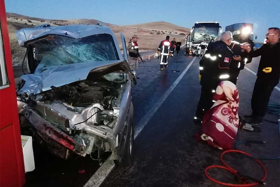 Sivas'ta yolcu otobüsü hafif ticari araçla çarpıştı: 2 ölü, 4 yaralı