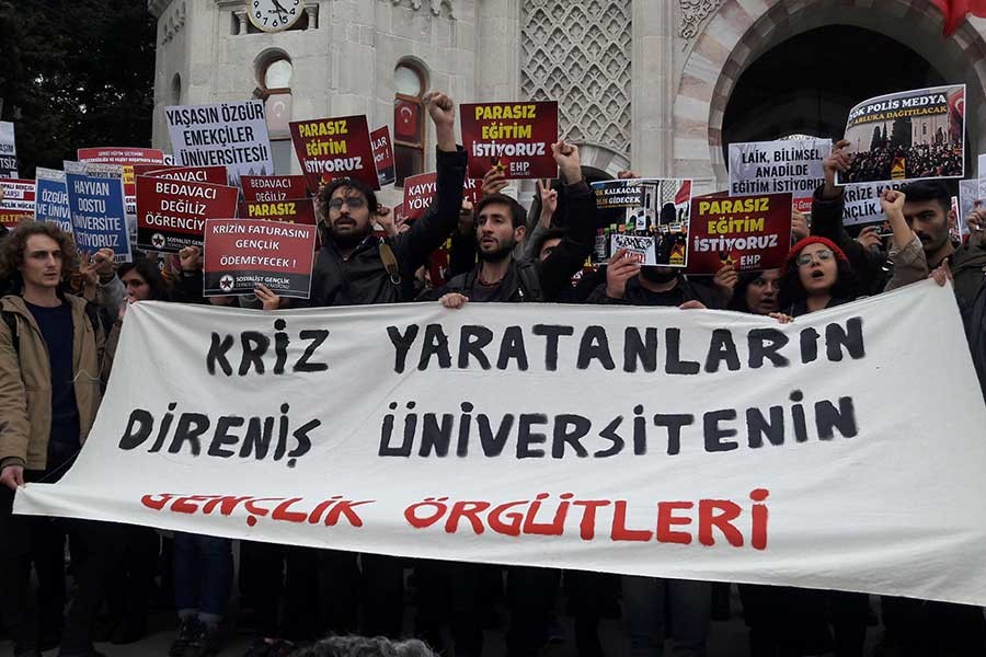 Ögrencilerden YÖK protestosu: YÖK kapatılsın