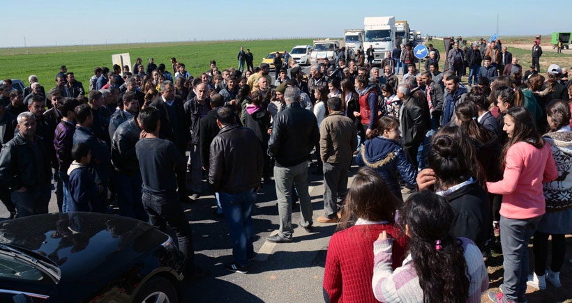 Elektrik kesintilerini protesto için İpekyolu'nu kapattılar