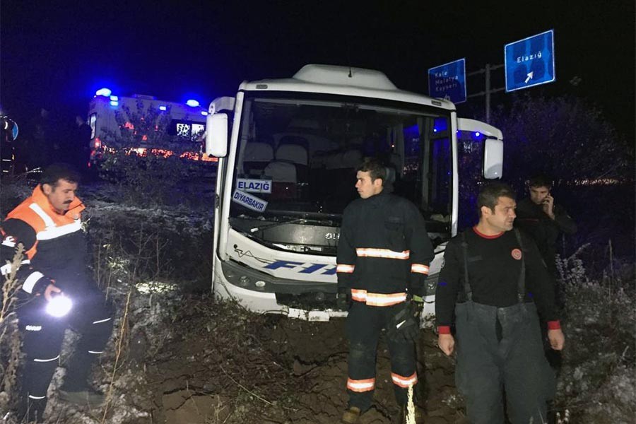 Elazığ'da midibüs şarampole devrildi: 17 yaralı