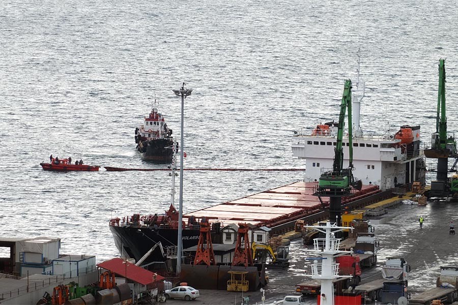 Yük gemisi iskeleye çarptı, körfeze yakıt sızdı