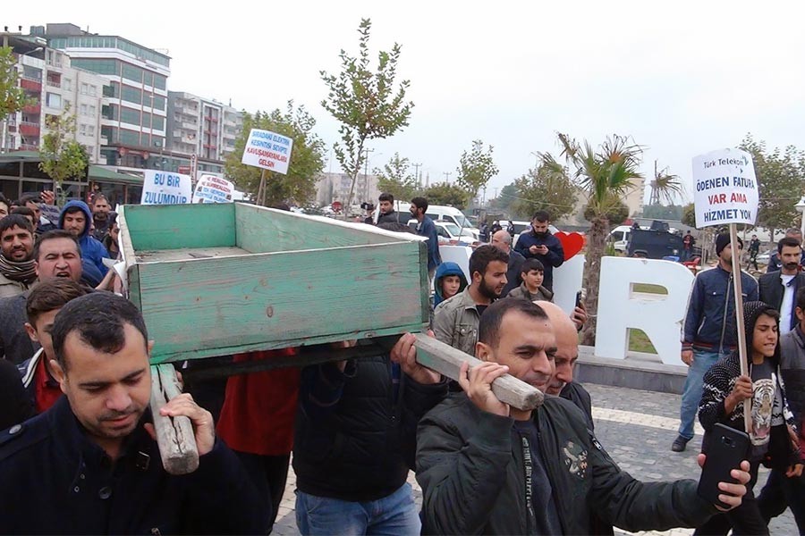 Elektrik kesintisini tabut taşıyarak protesto ettiler