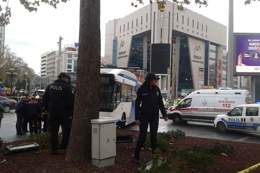 Ankara'da belediye otobüsü yayalara çarptı: 2 yaralı