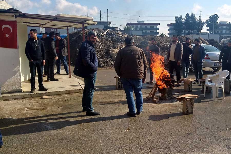 Paralarını alamayan işçiler intihara kalkıştı