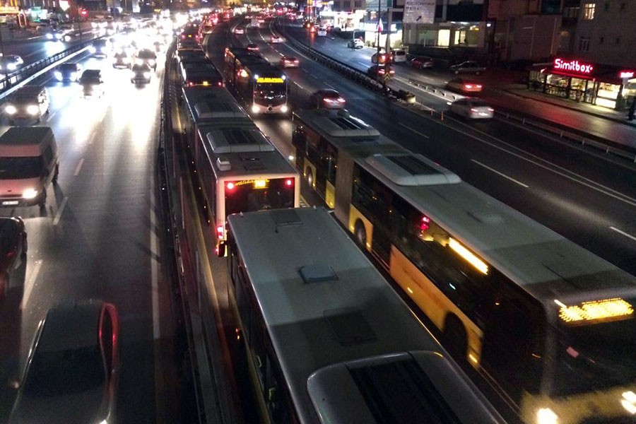 Sefaköy'de metrobüs arızası: Topkapı yönünde seferler aksadı