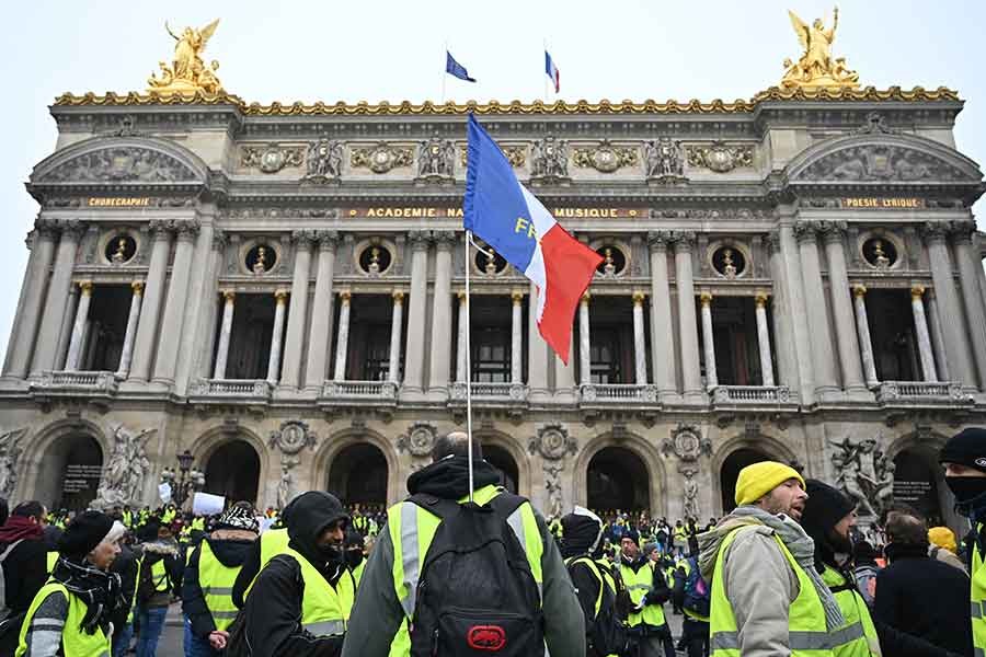 Fransa'da Sarı Yelekliler'den 360 yolda kapatma eylemi