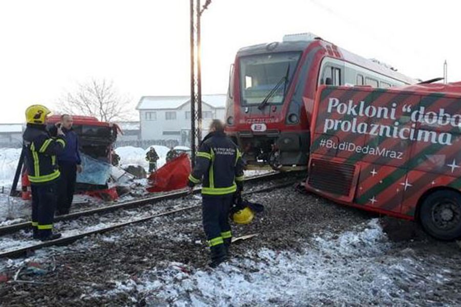 Sırbistan'da yolcu treni okul servisine çarptı: 5 ölü, 30 yaralı