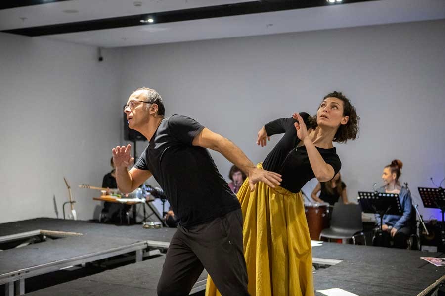 Ahmet Kaya esintili müzikli tiyatro 'Hep Sonradan'dan ilk görüntüler
