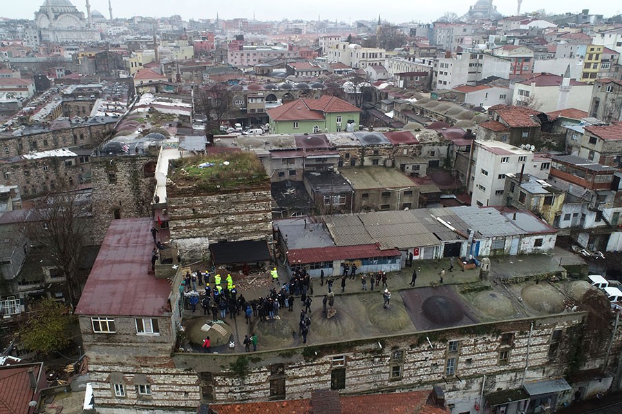 Sağır Han'ın üstündeki kaçak yapılar yıkıldı