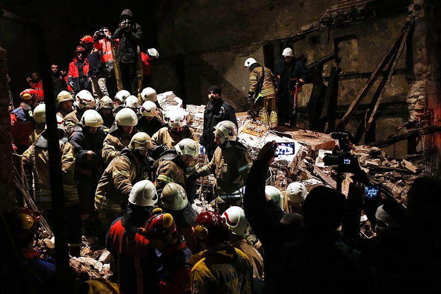 Yedikule'de çöken binadan iki hurdacının cansız bedeni çıkarıldı