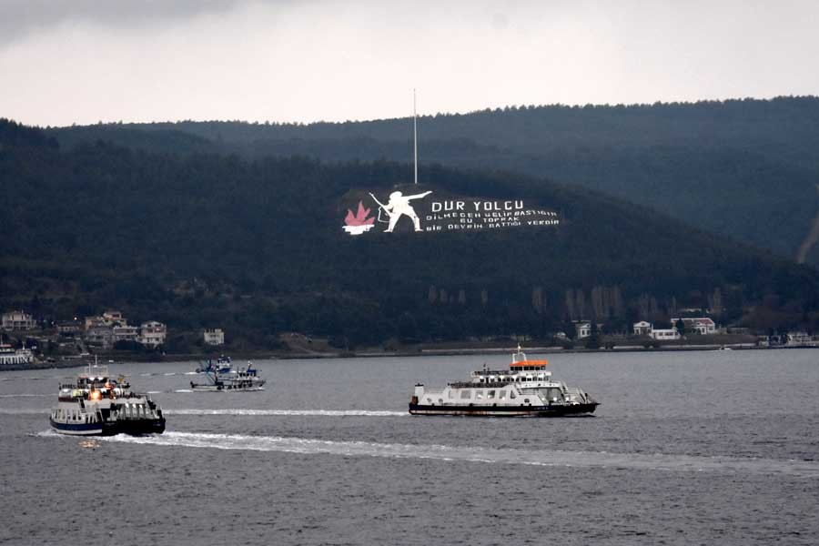 Gökçeada ve Bozcaada feribot seferlerine fırtına engeli