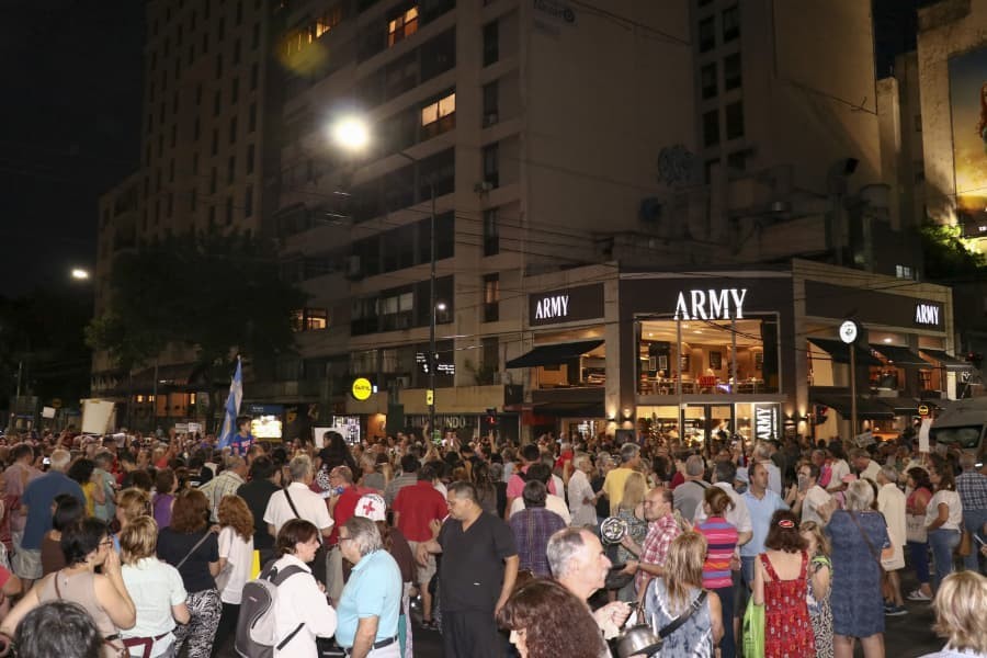 Arjantin'de halk zamlara karşı sokağa çıktı, tencere-tava çaldı