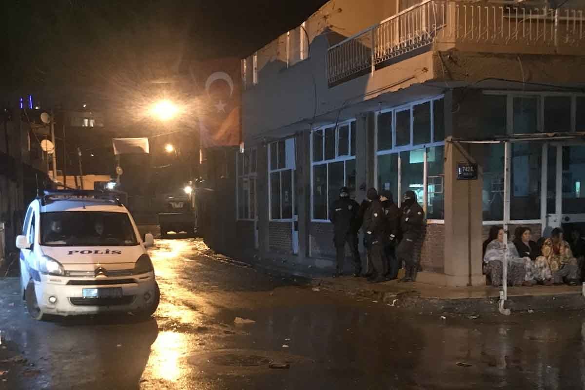 İzmir'de iki grup arasında kavga çıktı: 1 kadın öldürüldü