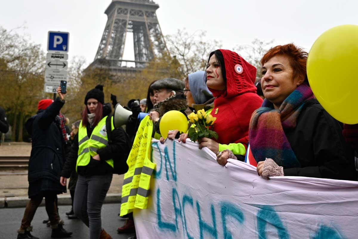 Fransa'da sarı yelekli kadınlar hükümeti protesto etti