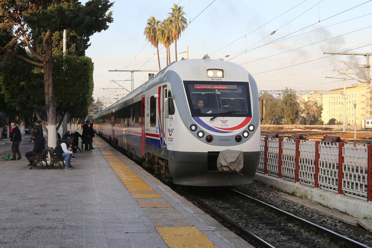 Raylara düşen kişi tren çarpması sonucu öldü