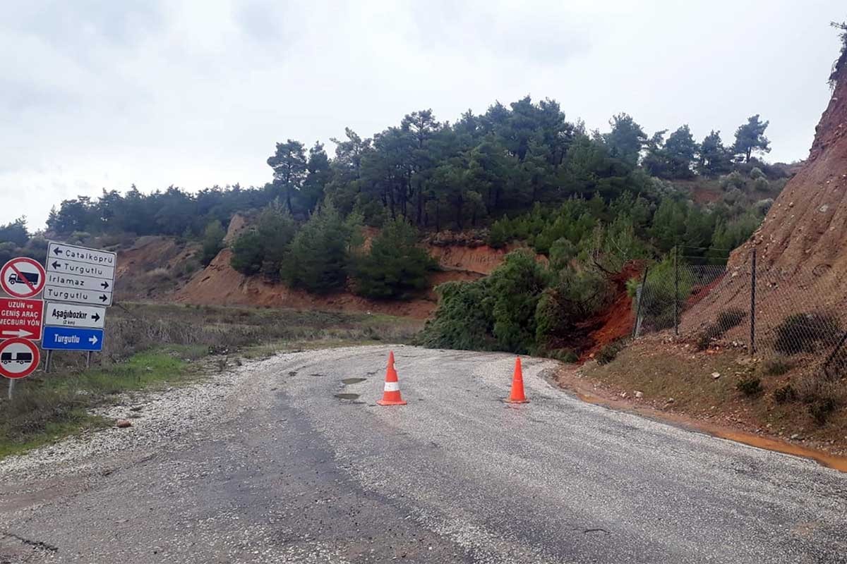 Manisa'da heyelan nedeniyle Turgutlu-Ödemiş yolu trafiğe kapatıldı