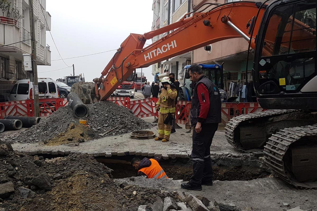 Esenyurt’ta iş makinesi doğalgaz borusunu patlattı