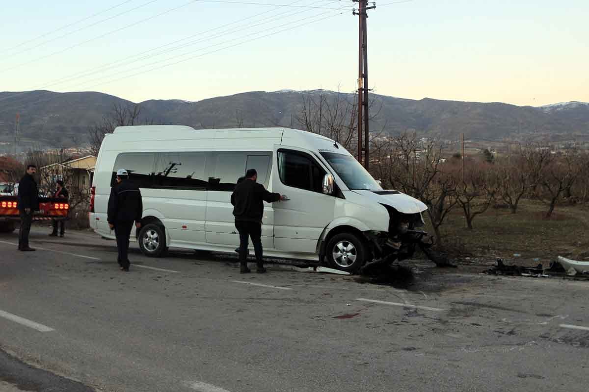 Tokat'ta öğrenci servisi otomobille çarpıştı: 10 yaralı