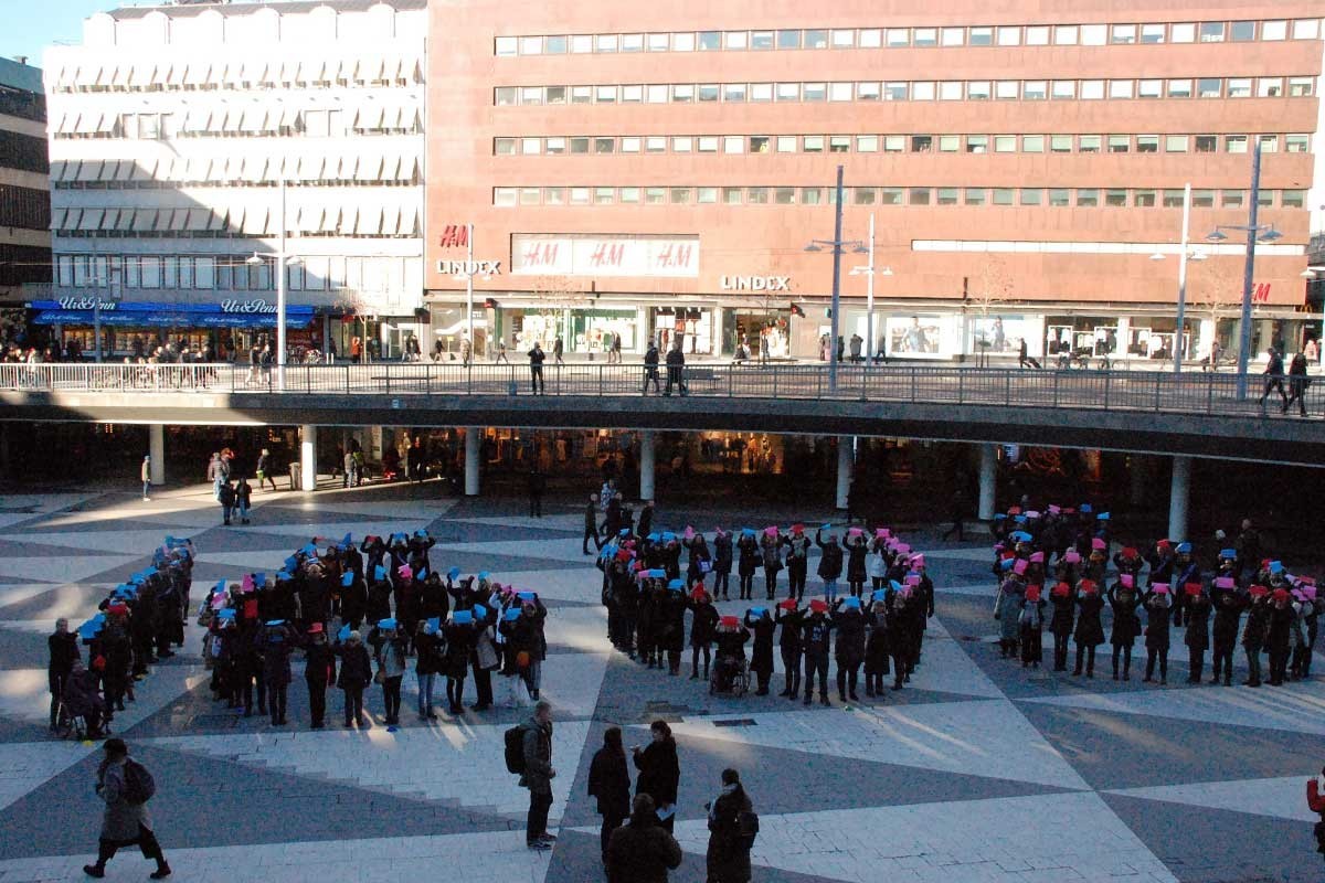 Eşit ücret isteyen İsveçli kadınlar 8 Mart öncesi sokağa çıktı