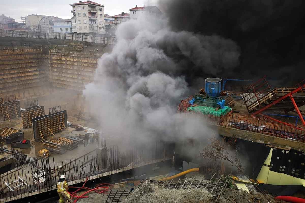 Kadıköy'de şantiye alanında inşaat malzemeleri yanıyor