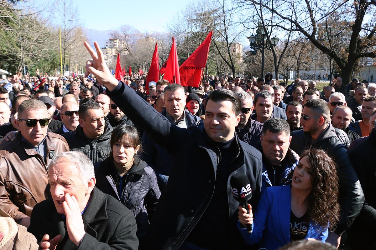 Tiran'da on binlerce kişi hükümetin istifasını istedi