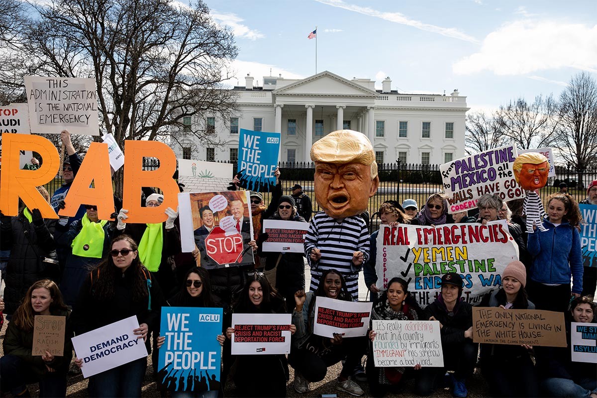 Trump'ın 'ulusal acil durum' kararı Beyaz Saray önünde protesto edildi