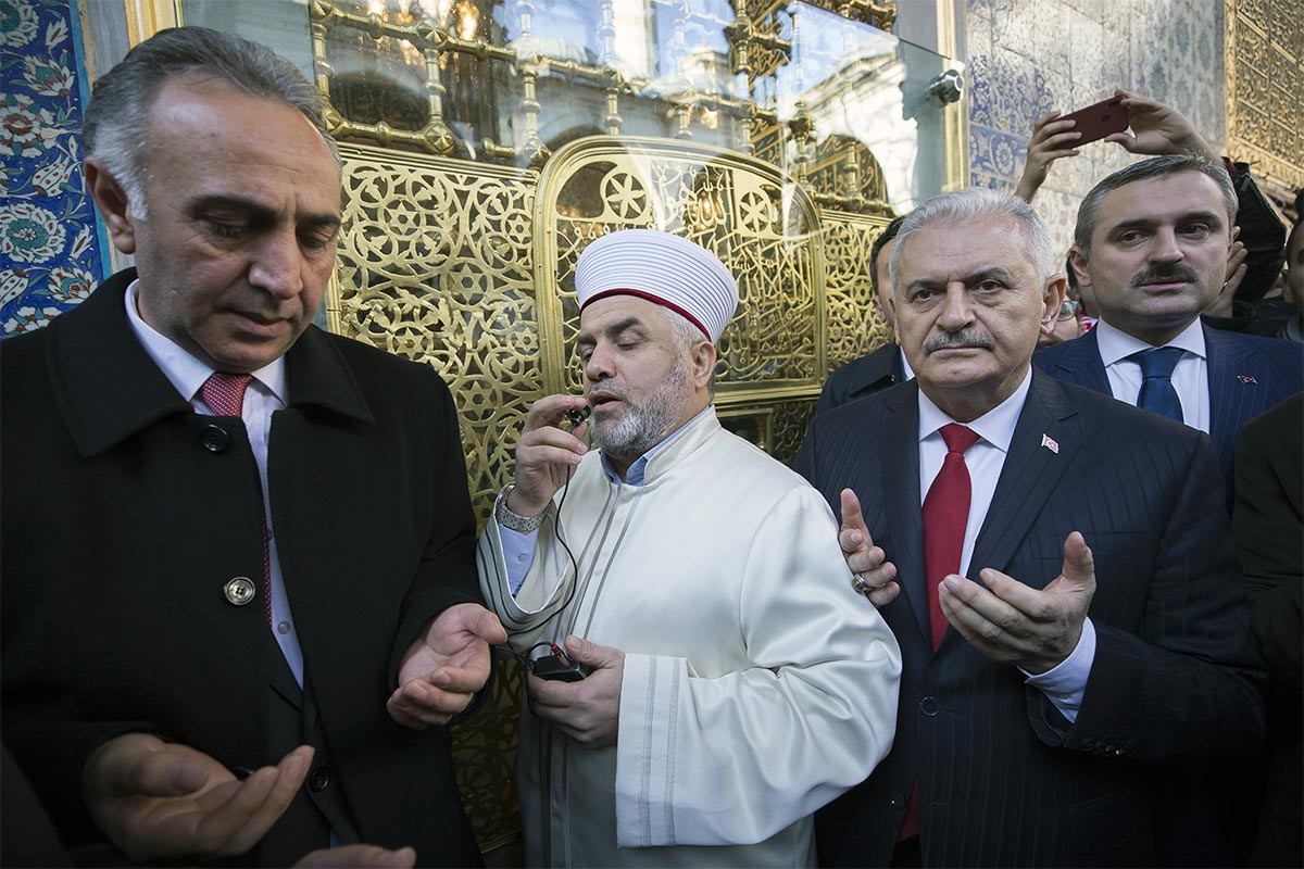 İmam, Binali Yıldırım için cemaate dua ettirdi