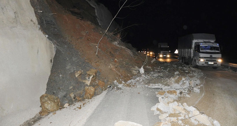 Bursa-Ankara yolu heyelan nedeniyle 2 saat ulaşıma kapandı