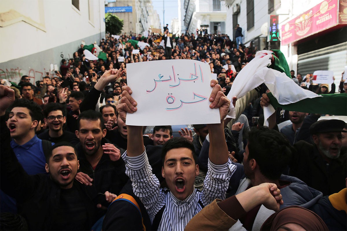 Cezayirli öğrenciler Cumhurbaşkanı Buteflika'yı protesto etti