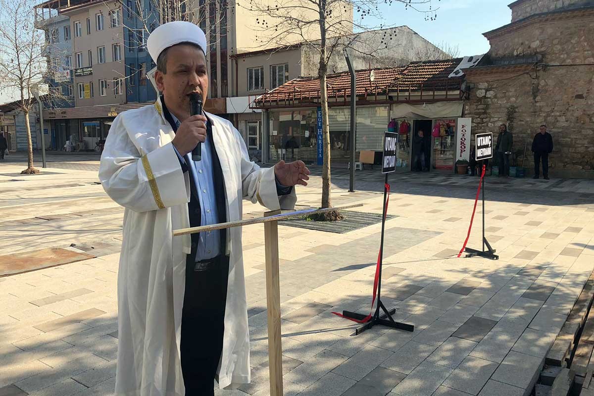 Yenişehir Bağımsız adayı Baki Şahan, mitingte imam cübbesi giydi