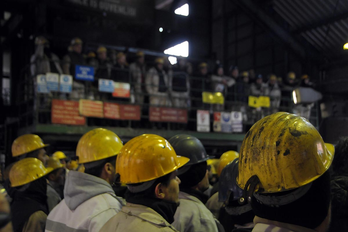Zonguldak'ta grizu patlamasında ölen madenciler ocak önünde anıldı