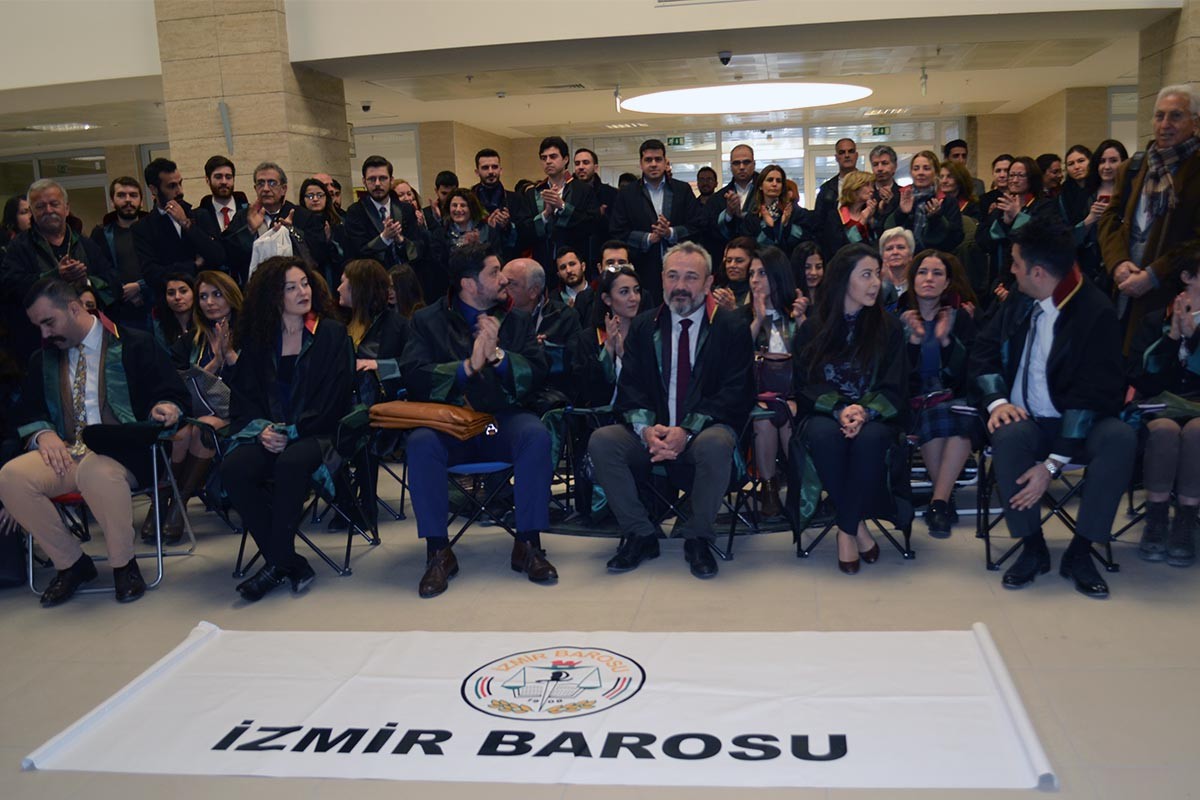 İzmir Barosu'ndan plaj sandalyeli eylem