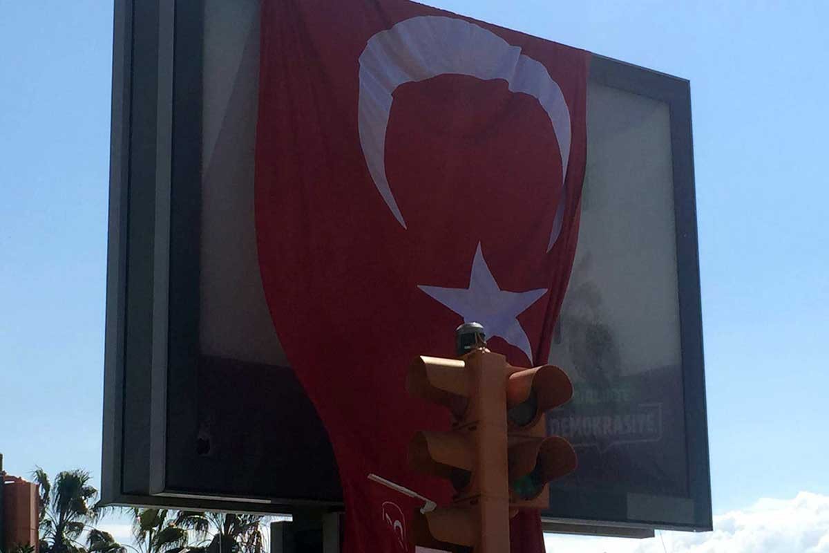 Alanya'da HDP'nin seçim bilboardlarına saldırı yapıldı