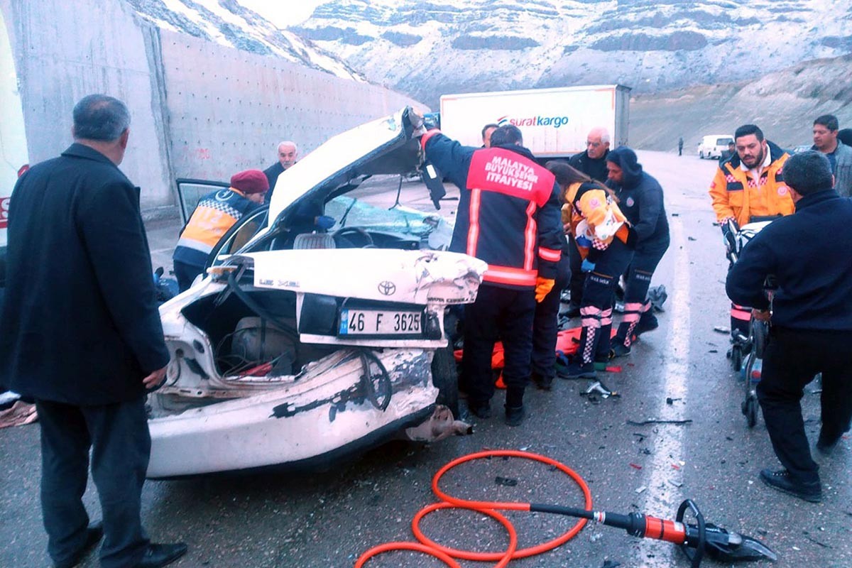 Malatya’da Sürat Kargo kamyonuyla otomobil çarpıştı: 2 kişi öldü