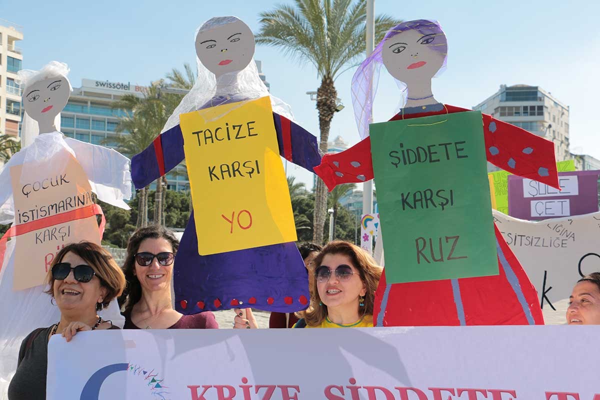 İzmir'de 8 Mart mitingi: Emeğimize saldıranlara karşı bir aradayız