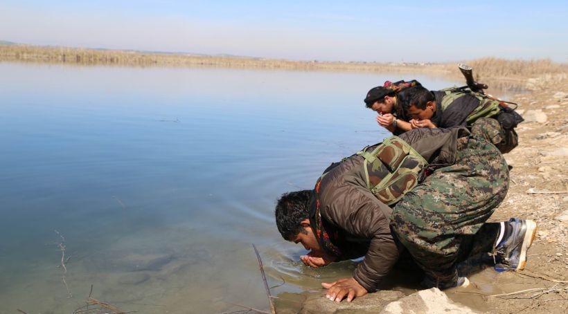 YPG sözünü tuttu, Fırat'ın suyundan içti