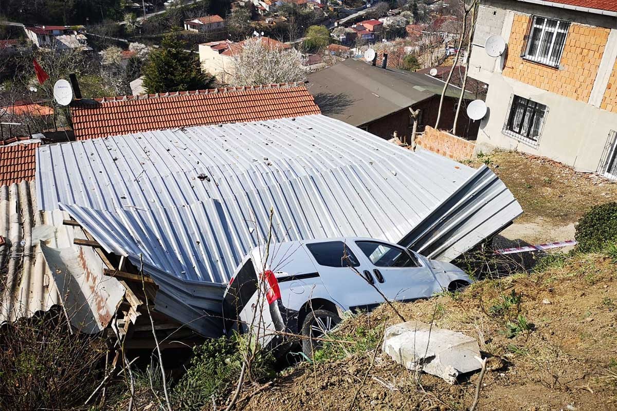 Aynı evin çatısına dördüncü kez otomobil düştü