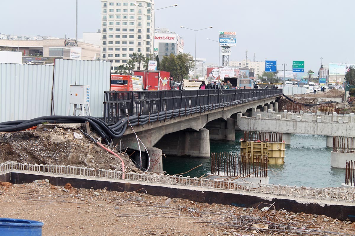 Seçime günler kala Adana Büyükşehir Belediyesi’nde adrese teslim ihale