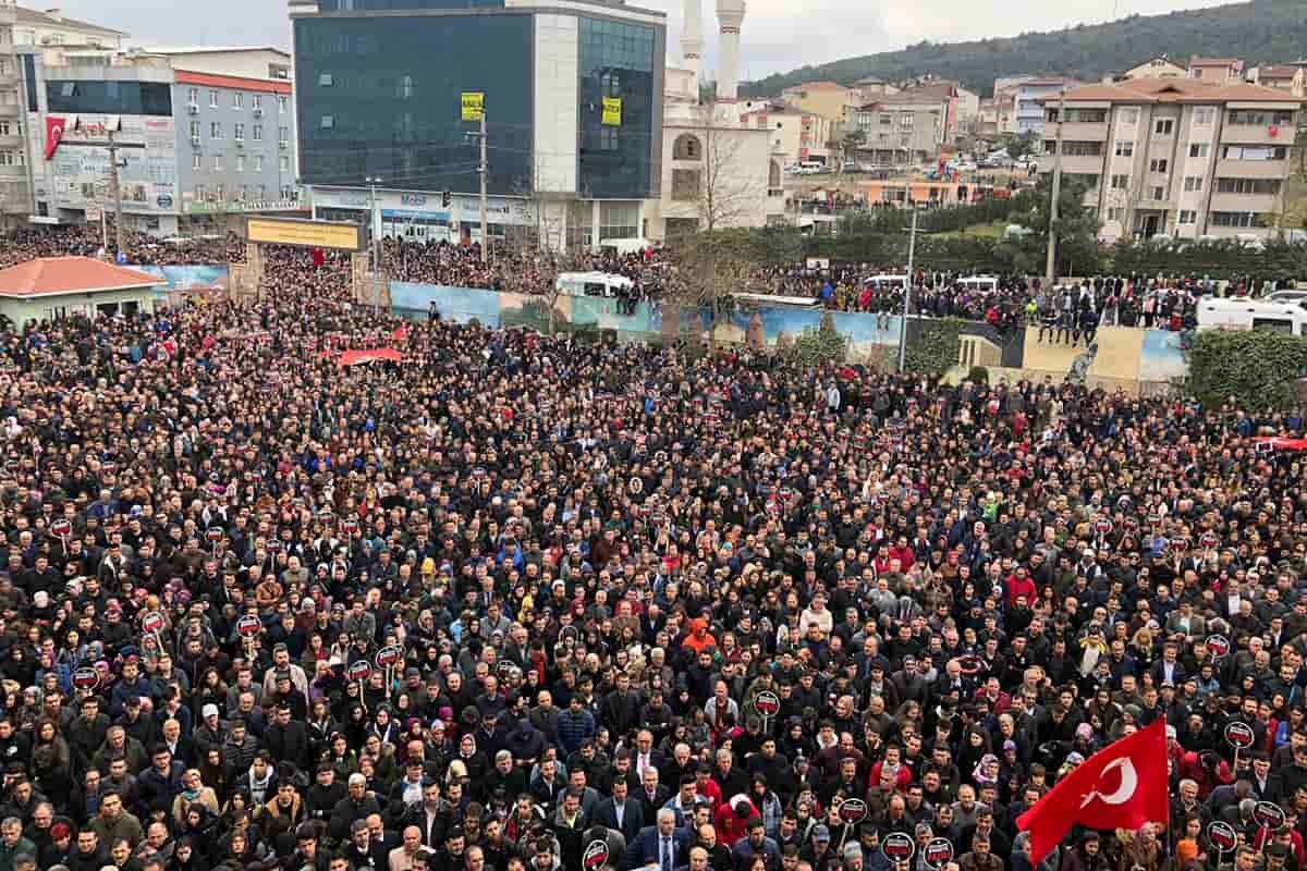 Gebze'de binlerce eğitimci 'Şiddete hayır' diyerek yürüdü