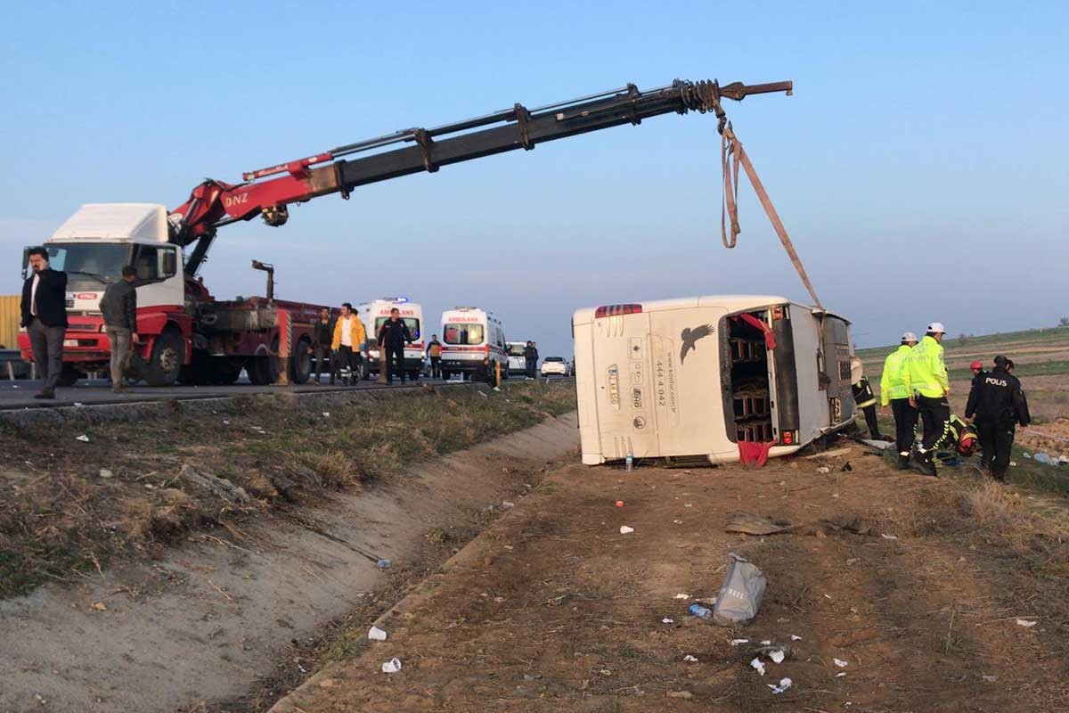 Denizli'de yolcu otobüsü devrildi: 2 kişi öldü, 22 kişi yaralandı