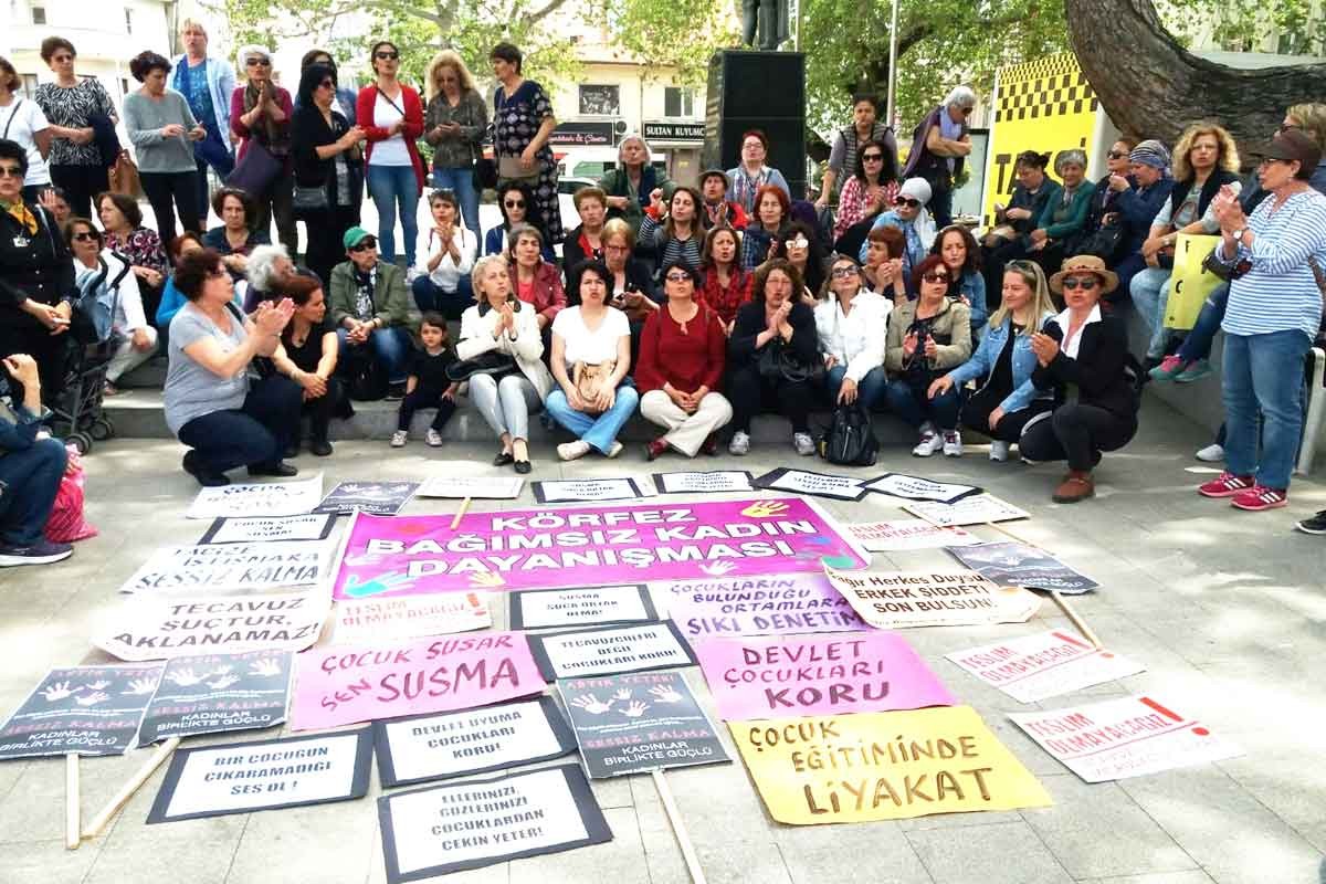 Burhaniye'de kadınlar, 2 çocuğu istismar eden öğretmeni protesto etti