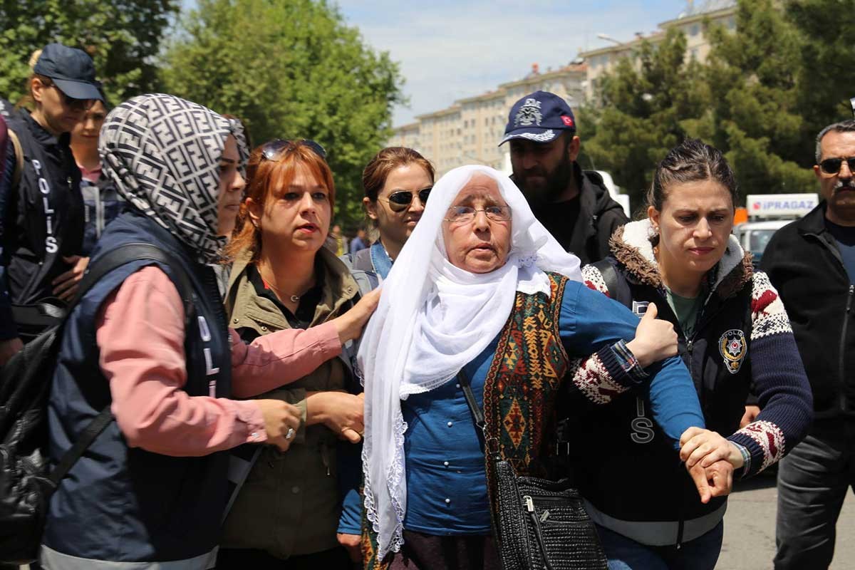 Diyarbakır'da polisler tarafından engellenen ailelerden oturma eylemi