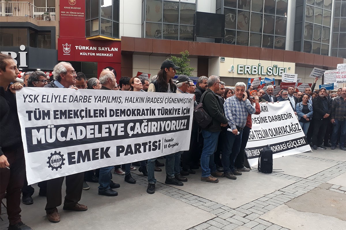 İzmir'de adalet nöbeti sürüyor: Karanlığa teslim olmayacağız