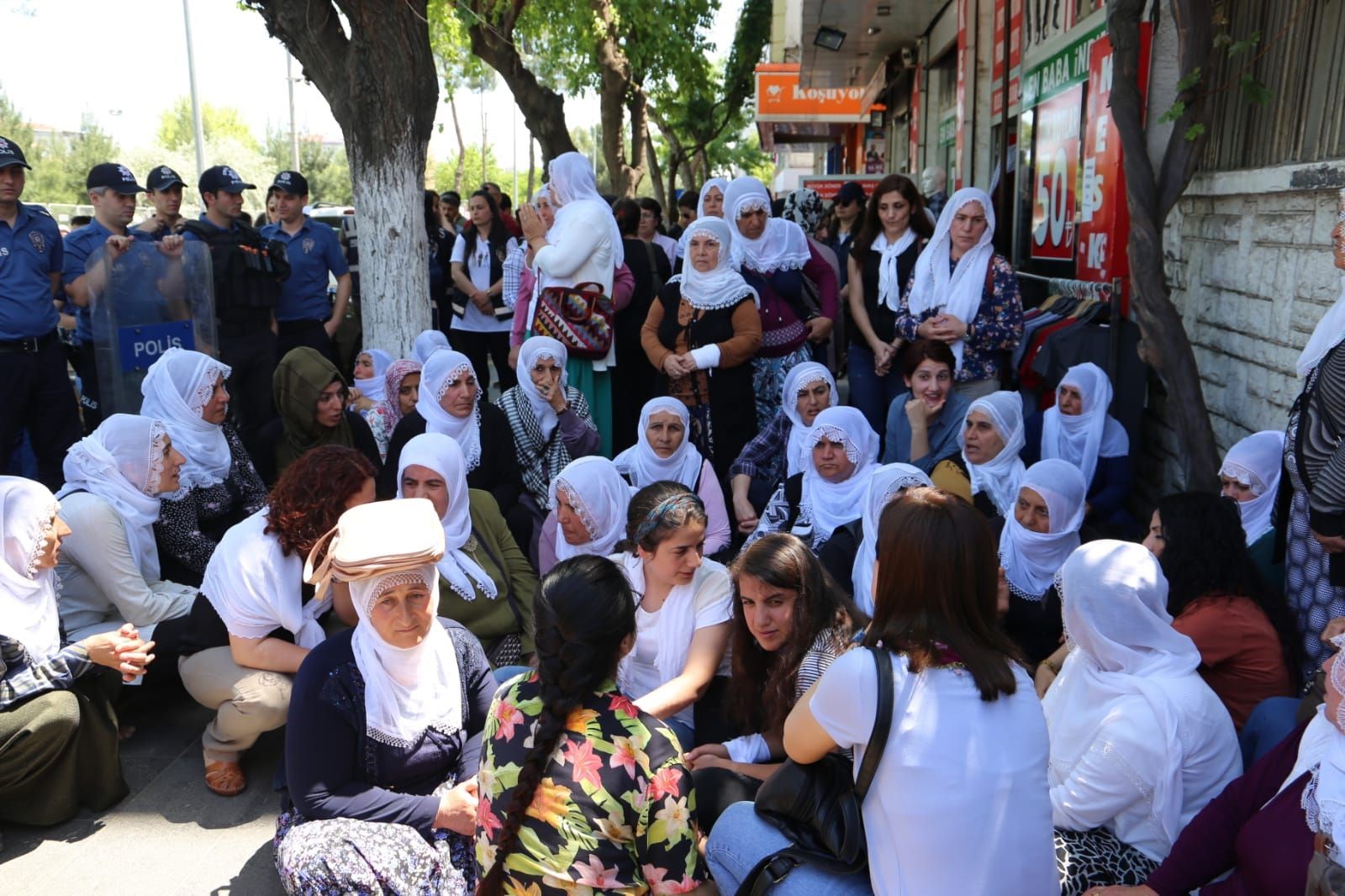 Açlık grevleri için yürümek isteyen annelere polis yine engel oldu