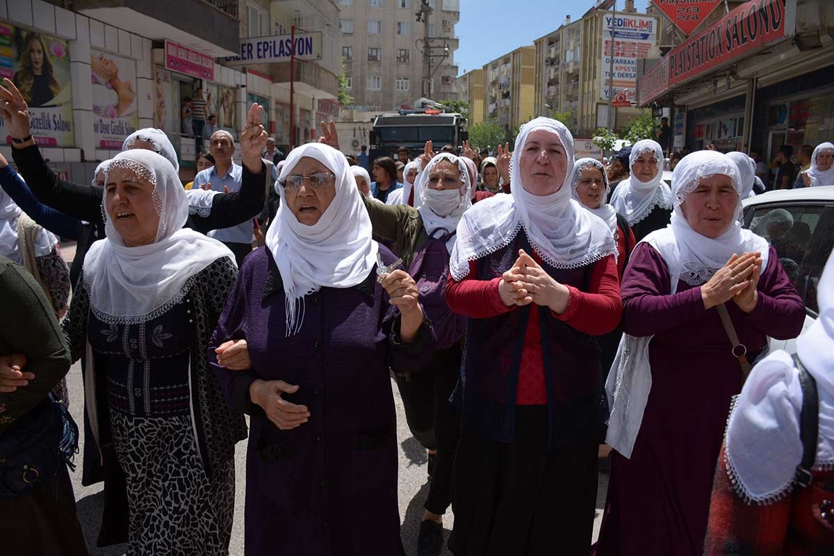 Diyarbakır'daki anneler: Asker ve polis anneleri de bizimle olsun