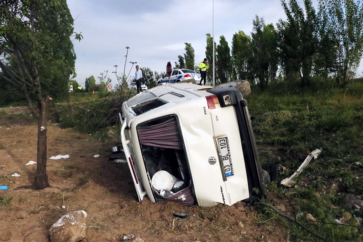 İnşaat işçilerini taşıyan minibüs devrildi: 7 yaralı