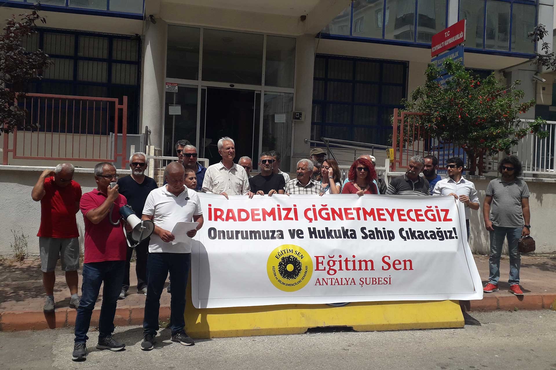 Eğitim Sen'lilere hakaret eden Yakup Hoplar protesto edildi