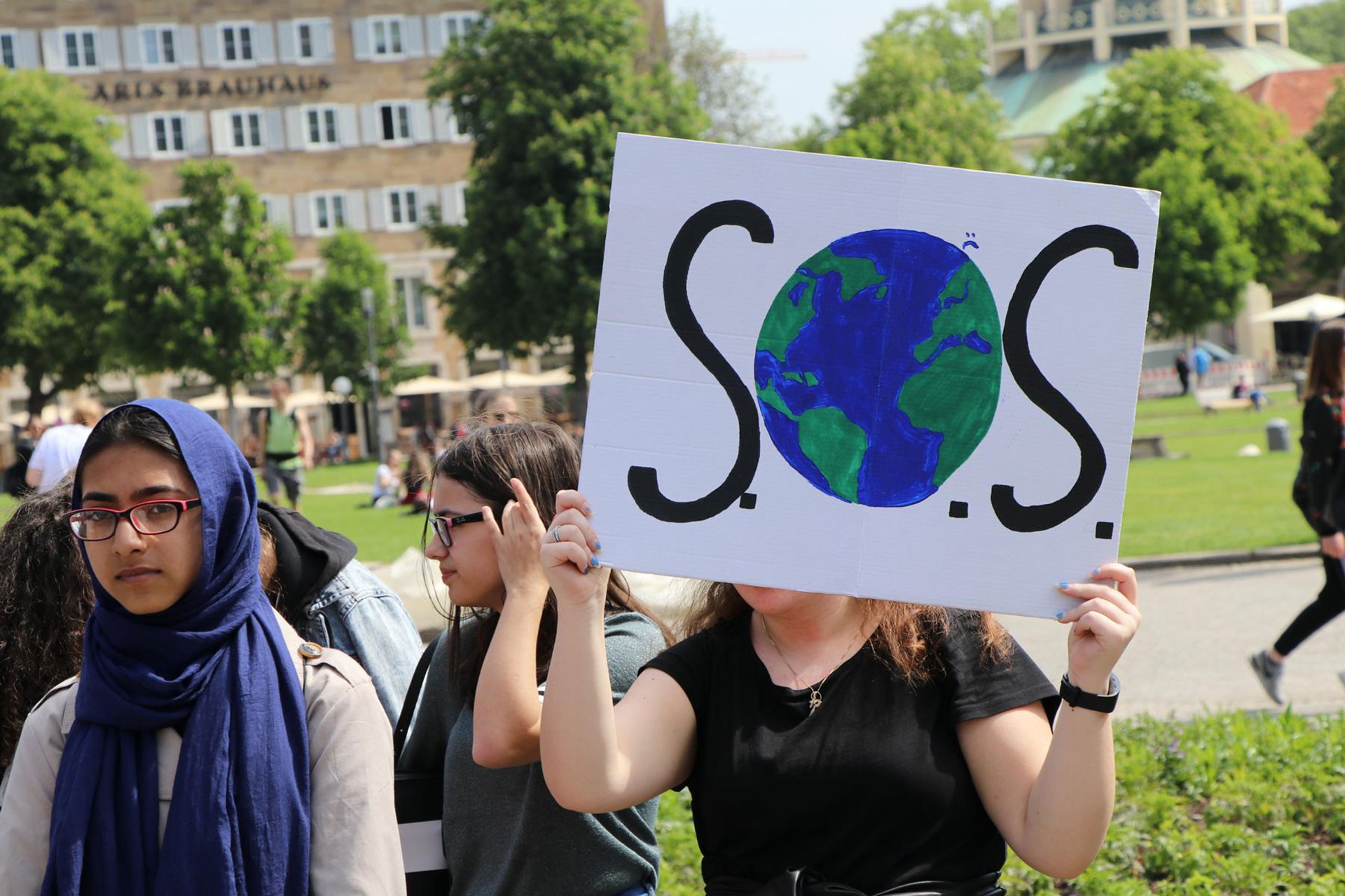 Stuttgart şehir merkezinde binlerce kişi iklim politikalarını protesto etti.