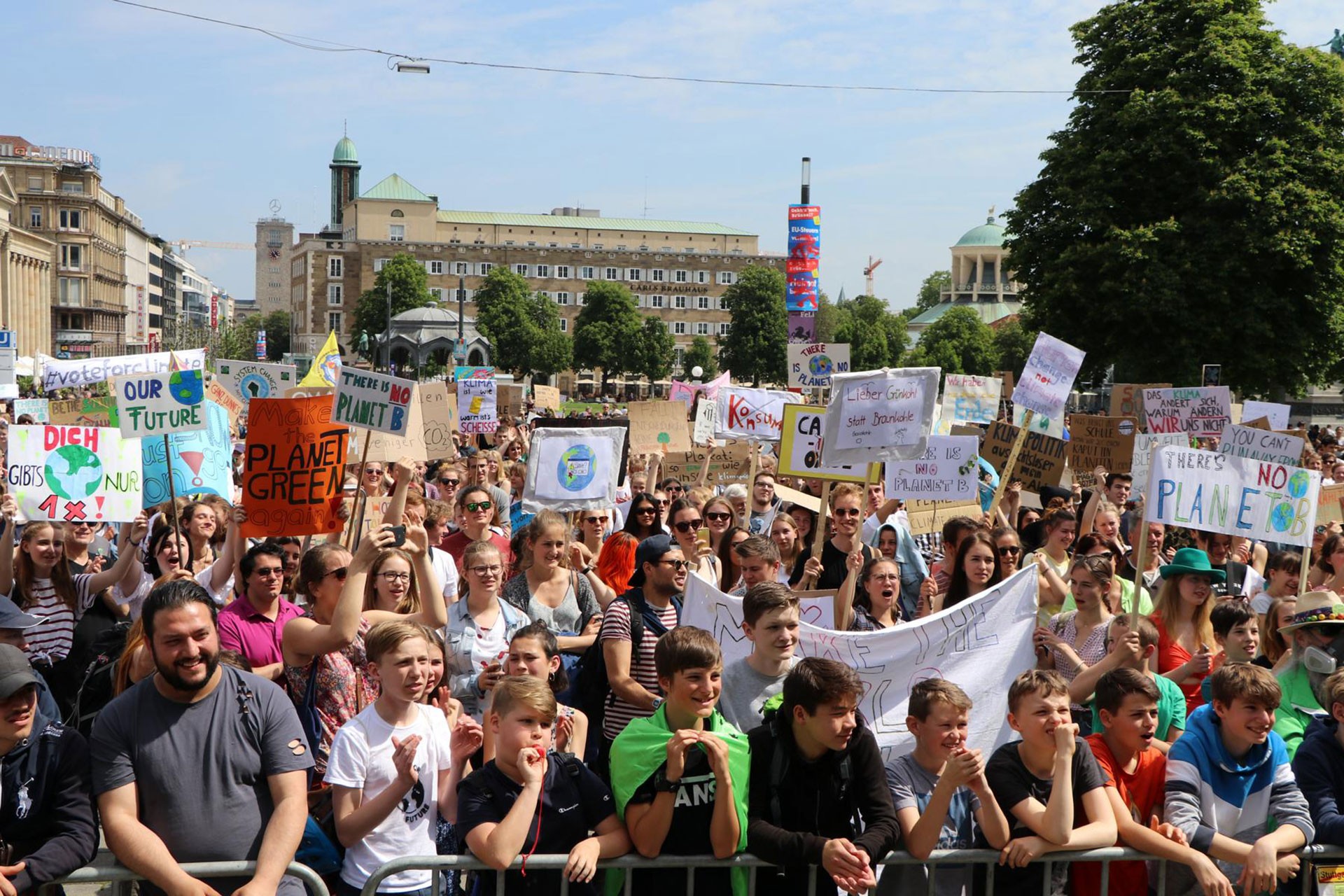 Stuttgart şehir merkezinde binlerce kişi iklim politikalarını protesto etti.