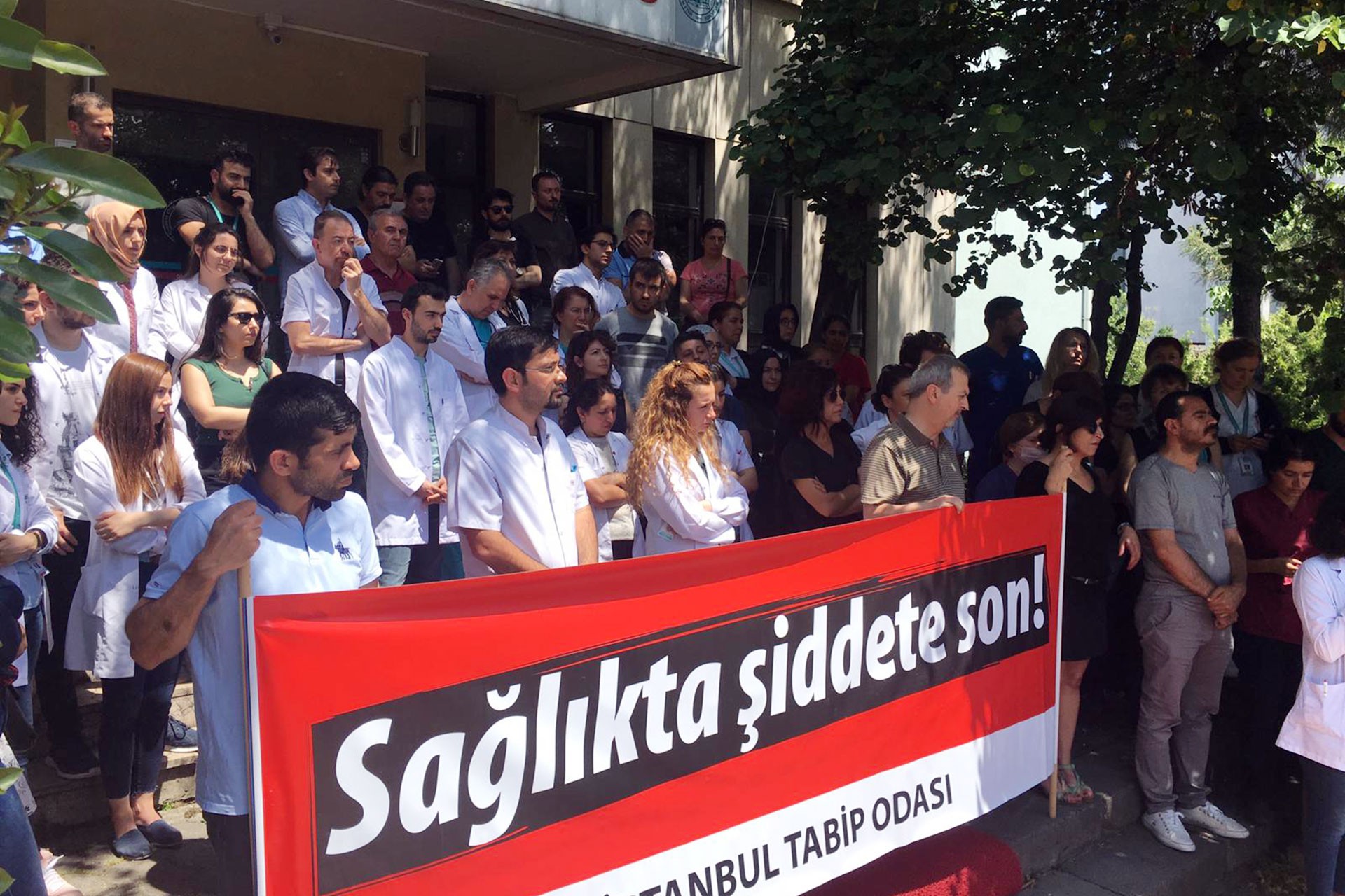 İzmir'de sağlık çalışanlarına şiddet: Devletin bizi koruması gerekiyor